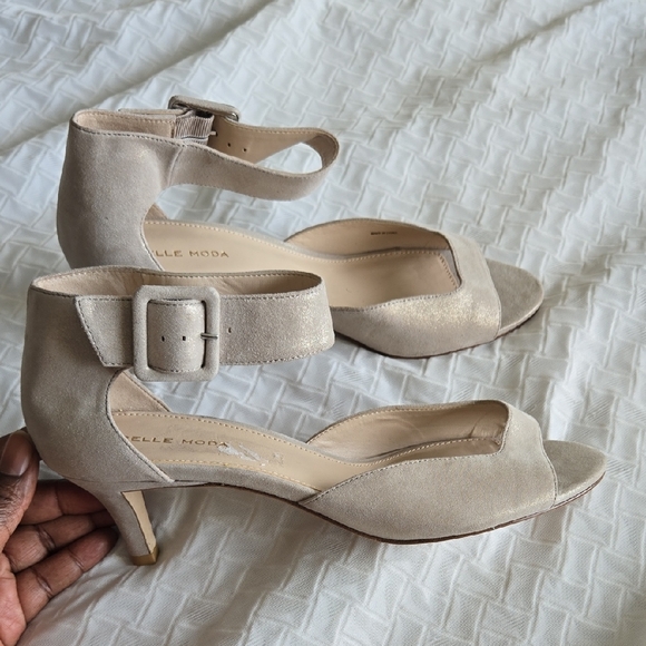 Pelle Moda Cream Shiny Kitten Heels Ankle Strap Elegant Special Occasions Heels - Picture 1 of 9